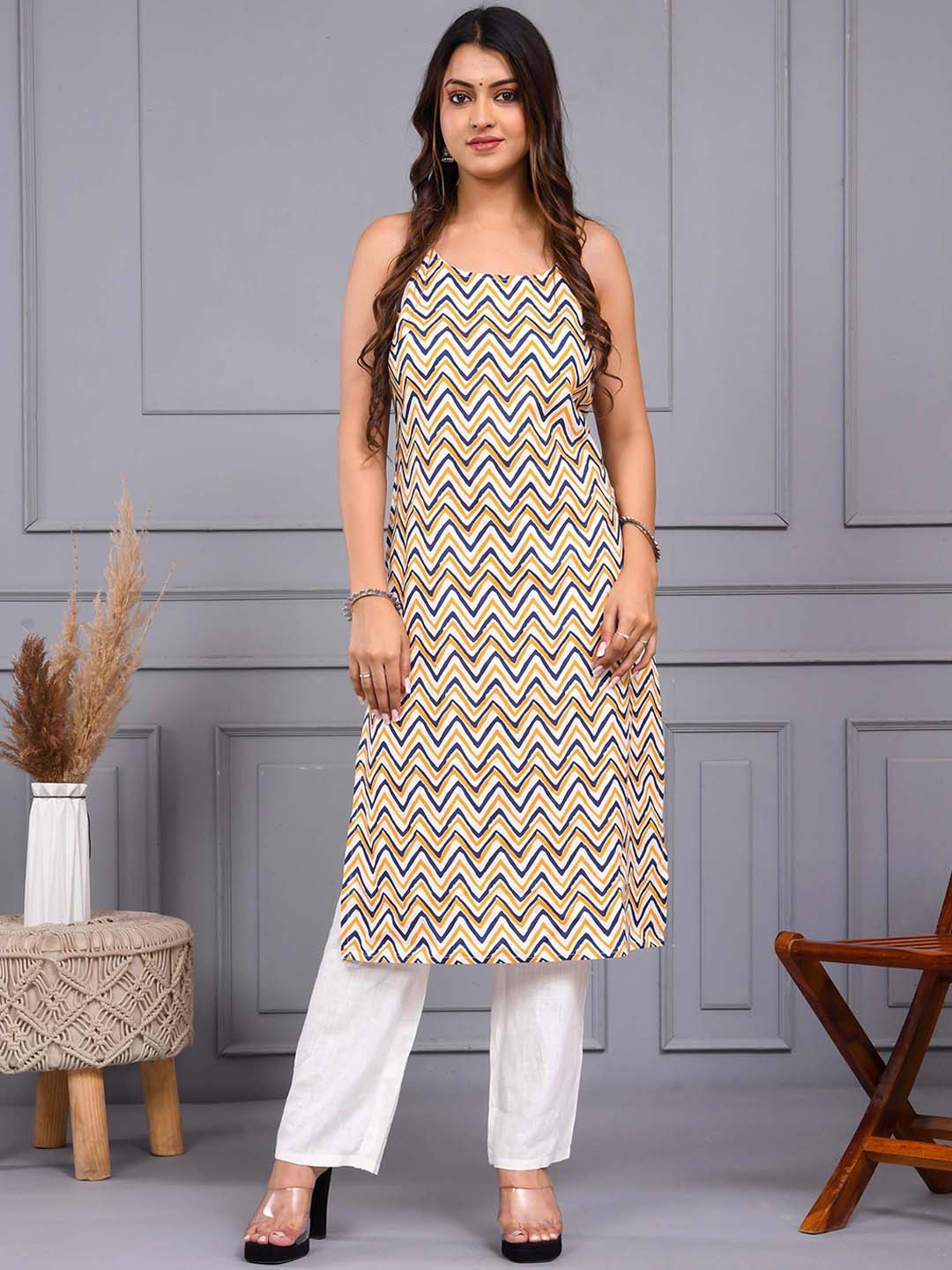 

Aspriya Chevron Printed Shoulder Straps Straight Kurta, Off white