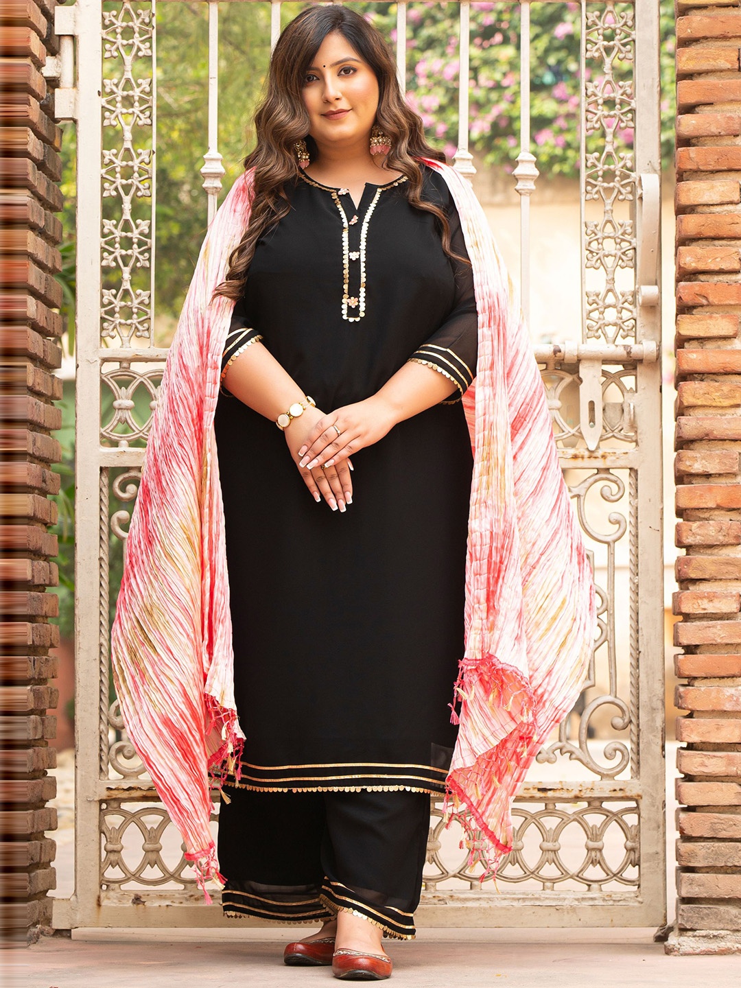 

PrettyPlus by Desinoor.com Notched Neck Gotta Patti Straight Kurta with Palazzos & Dupatta, Black