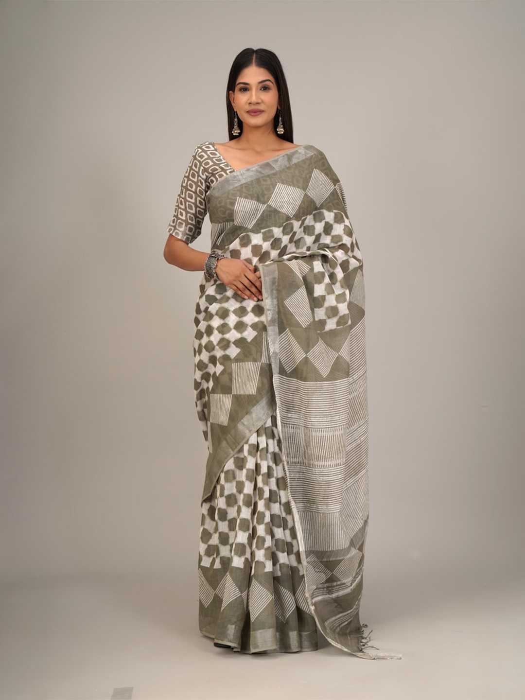 

clothonus Geometric Printed Zari Block Print Saree, Grey