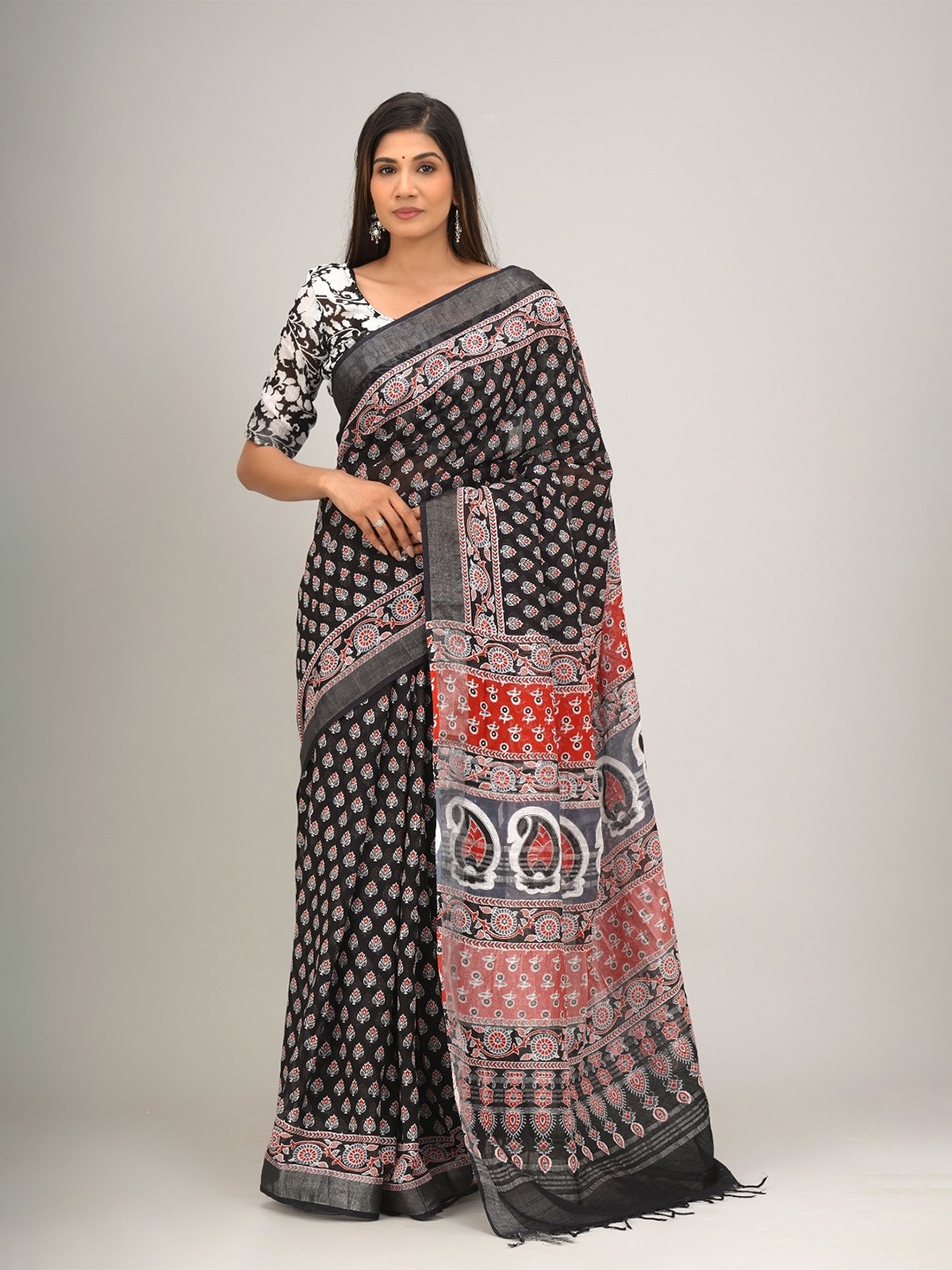 

KIAARON Floral Zari Block Printed Saree, Black