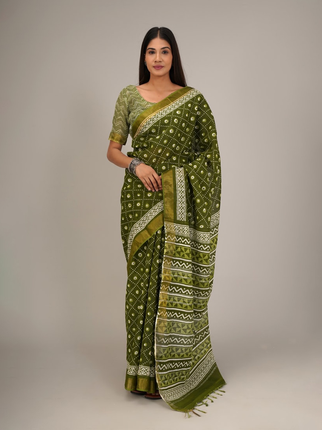 

KIAARON Ethnic Motifs Block Printed Saree, Green