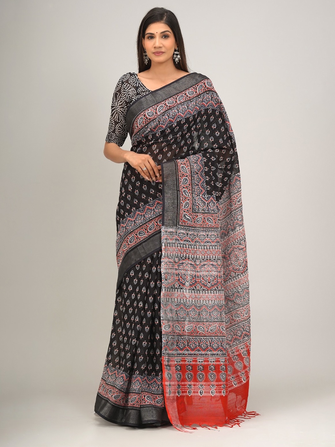 

KIAARON Ethnic Motifs Printed Zari Handloom Cotton Saree, Black