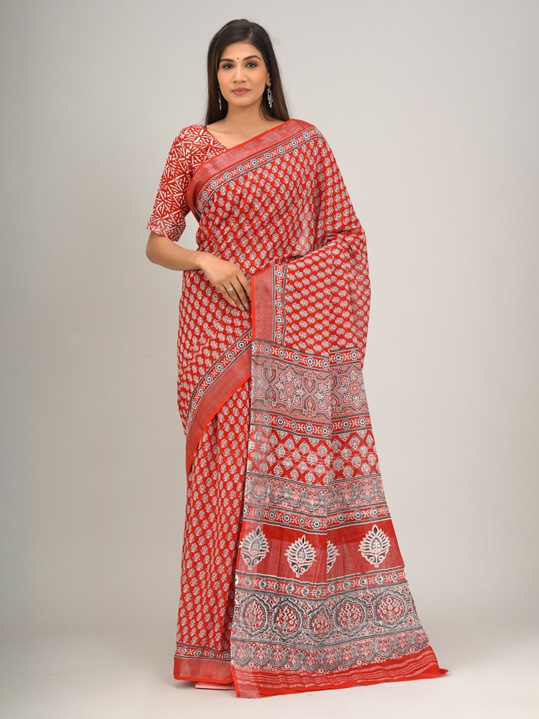 

KIAARON Floral Zari Block Printed Saree, Red