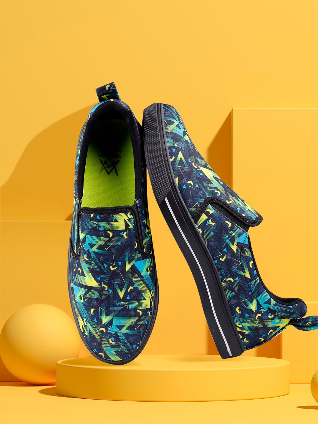 

Woakers Men Printed Round Toe Slip-On Sneakers, Black