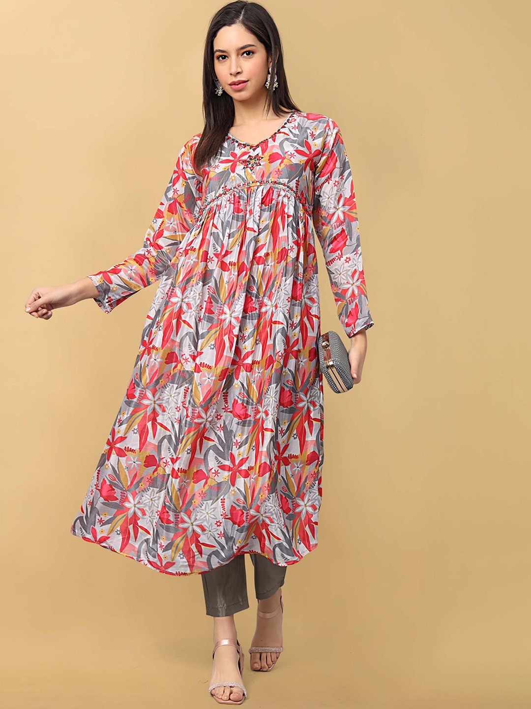 

Punrwa Floral Printed V-Neck Empire Kantha Work Kurta with Trousers, Grey