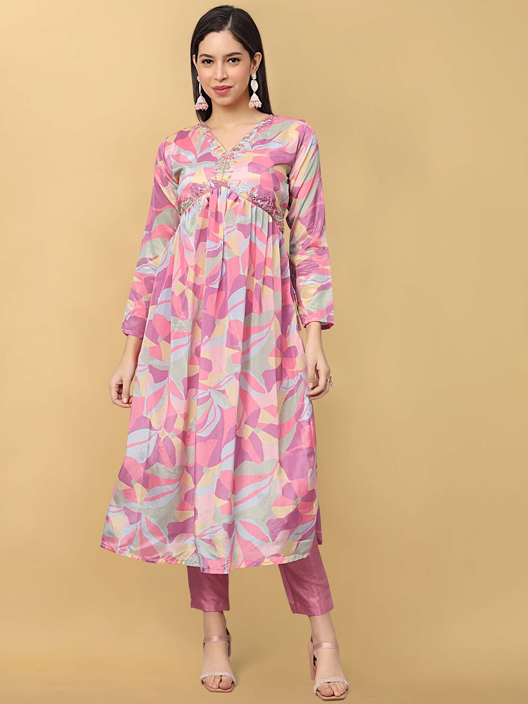 

Punrwa Floral Printed V-Neck Empire Thread Work Kurta with Trouser, Pink