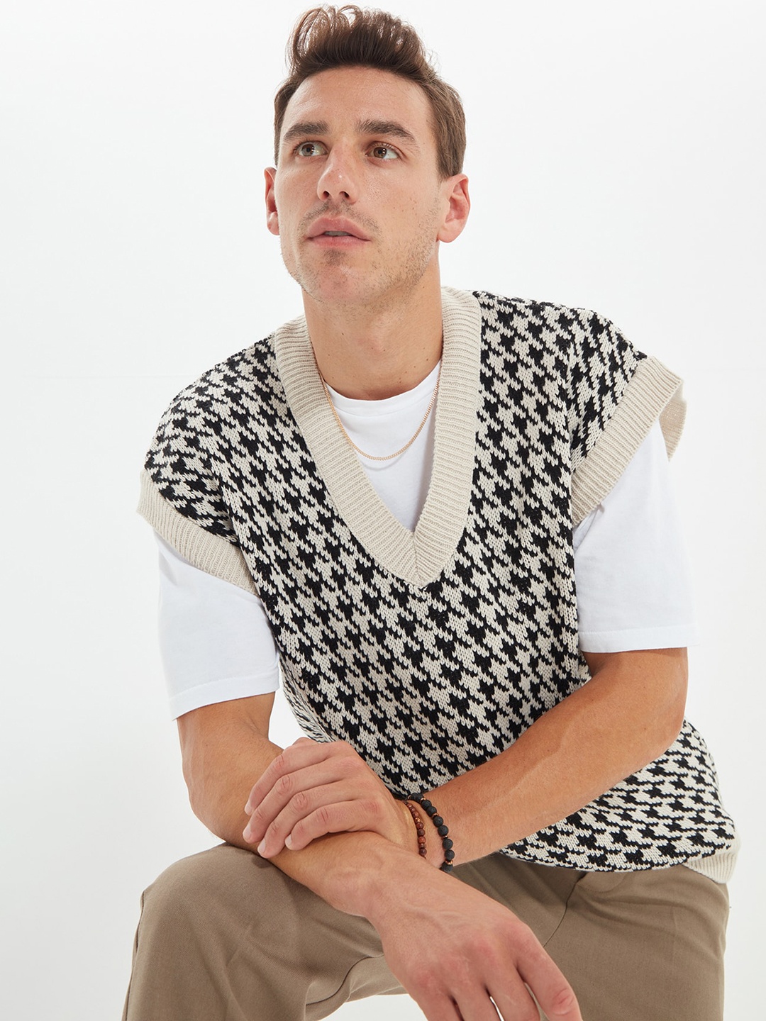 

Trendyol PrintedAcrylic V-Neck Sweater Vest, White