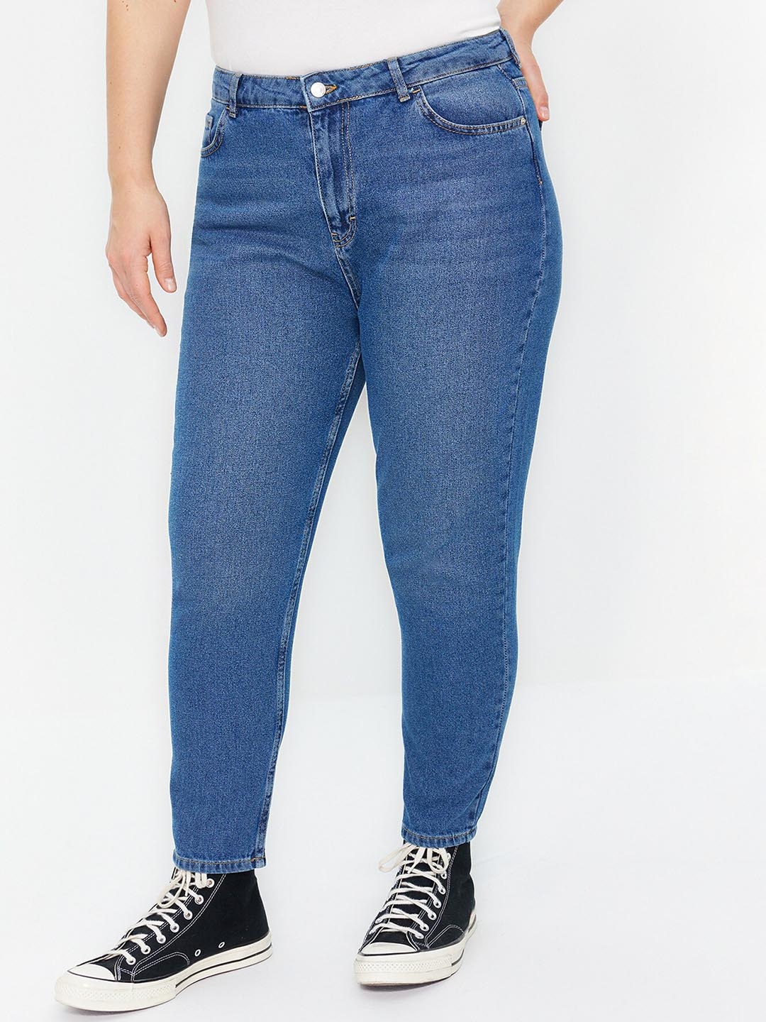 

Trendyol Plus Size Women Mid-Rise Clean Look Light Fade Pure Cotton Jeans, Blue