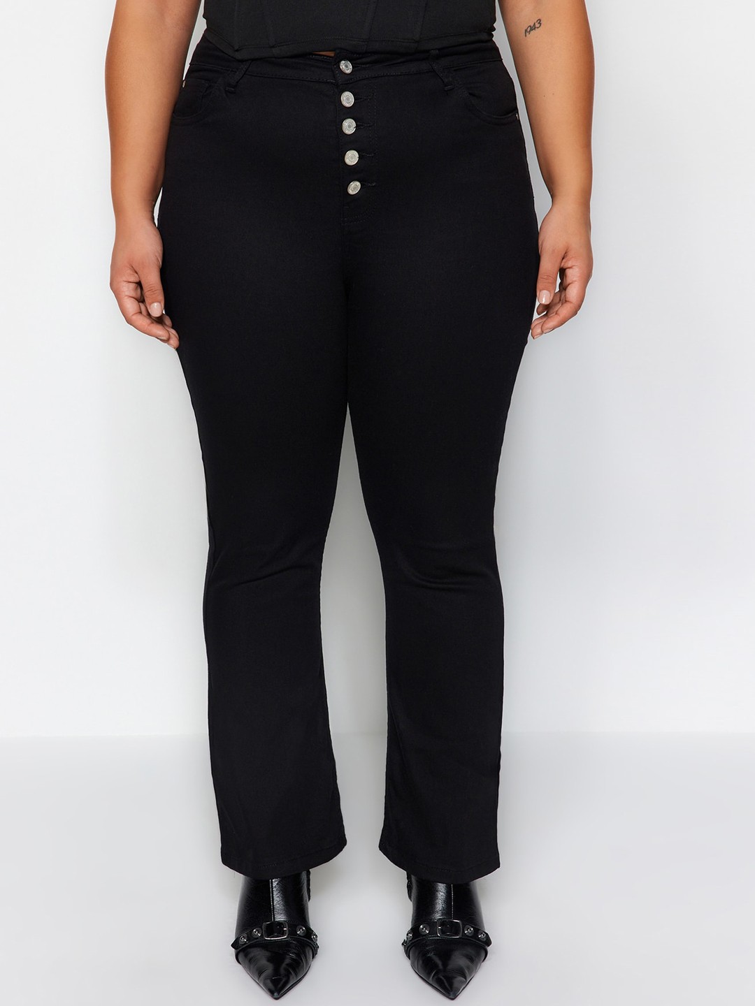 

Trendyol Women Regular Fit Mid Rise Cotton Jeans, Black