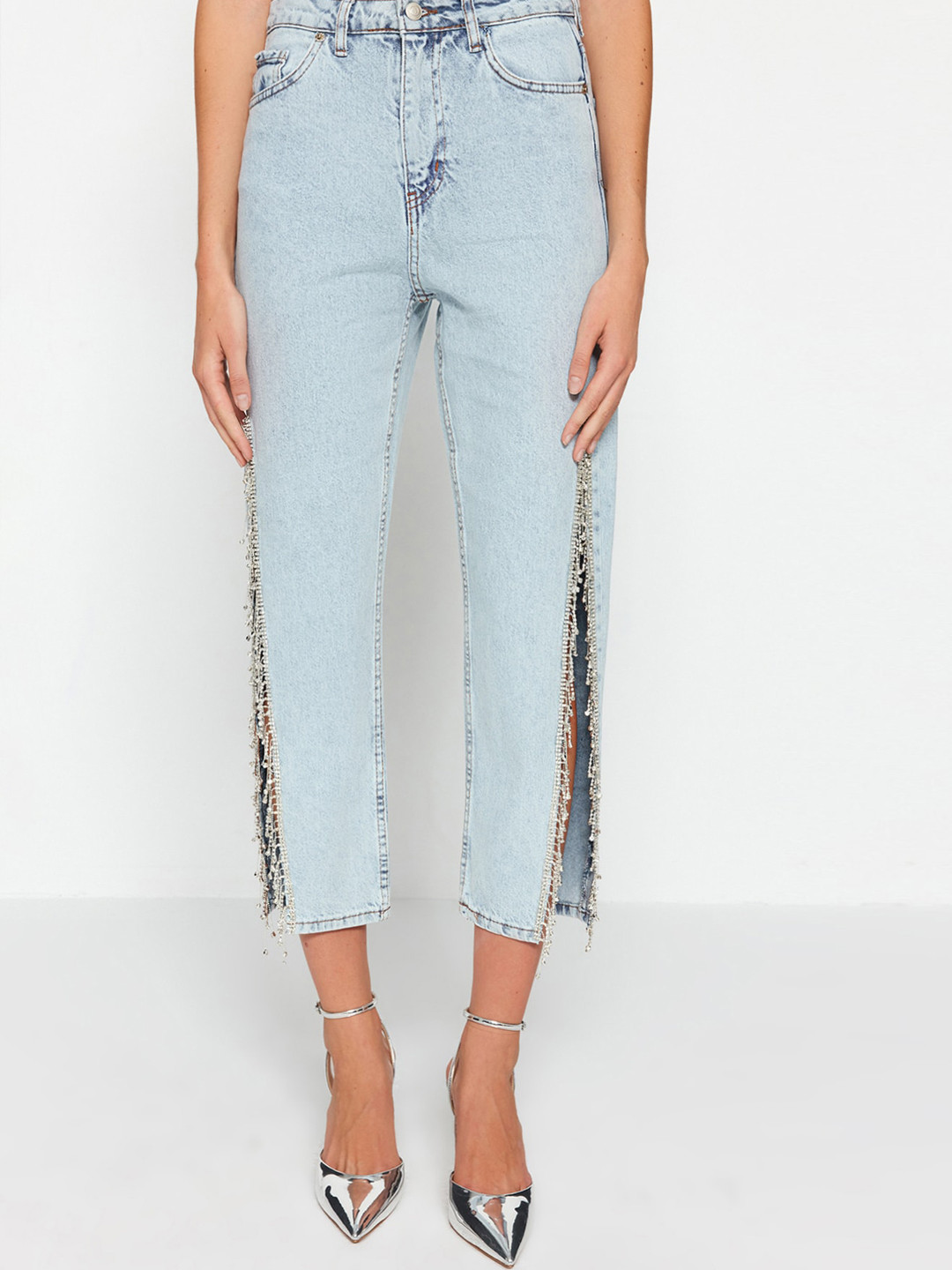 

Trendyol Women Mid-RIse Mildly Distressed Heavy Fade Jeans, Blue