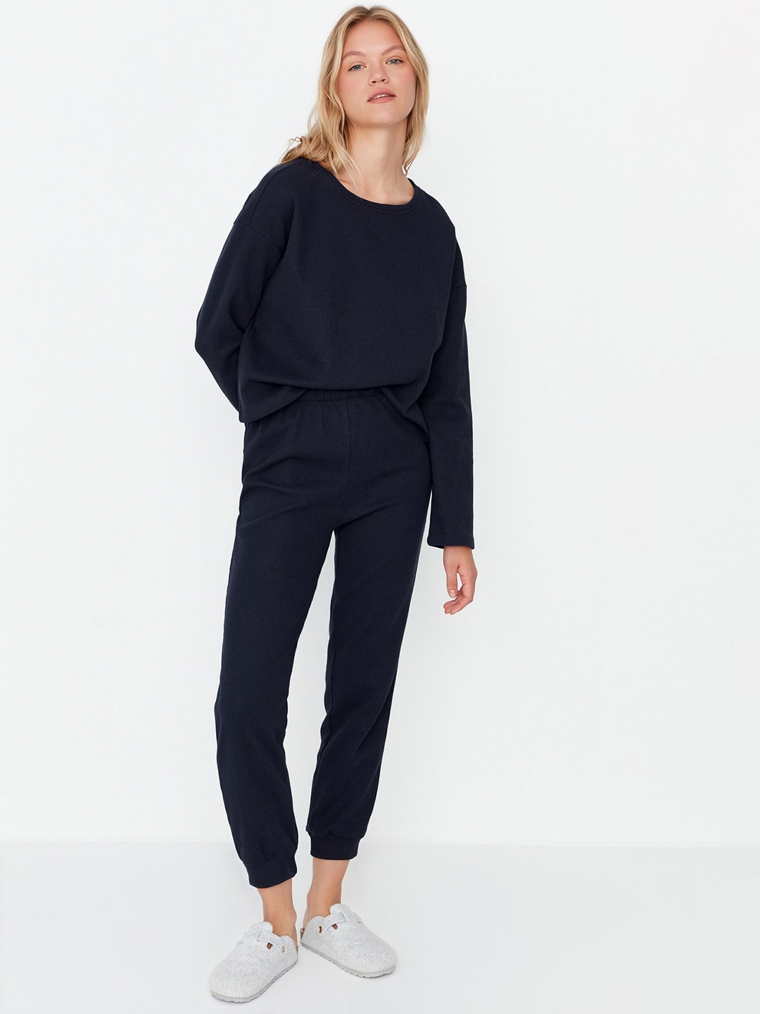 

Trendyol Round Neck T-Shirt & Pyjamas, Black