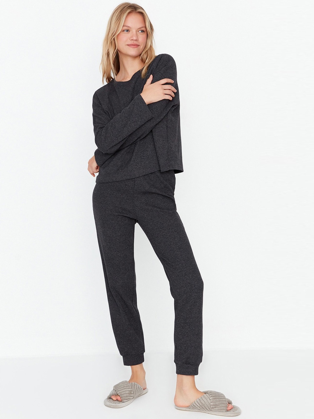 

Trendyol Round Neck T-Shirt & Pyjamas, Black