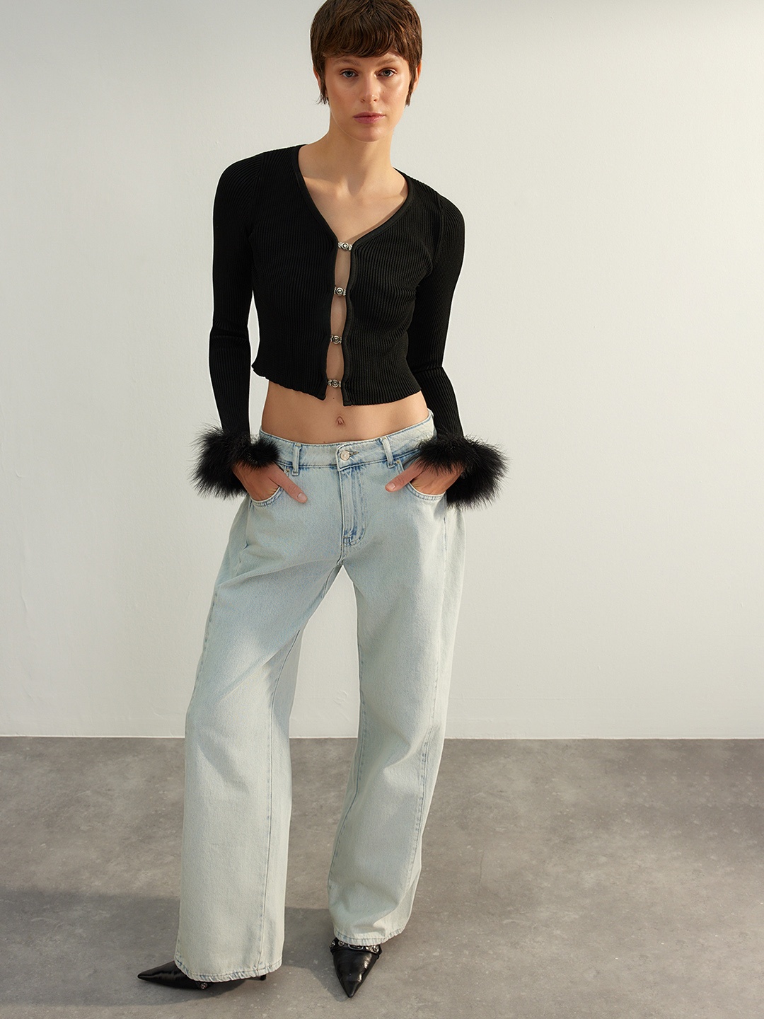 

Trendyol Ribbed V-Neck Long Sleeves Crop Front-Open Sweater, Black