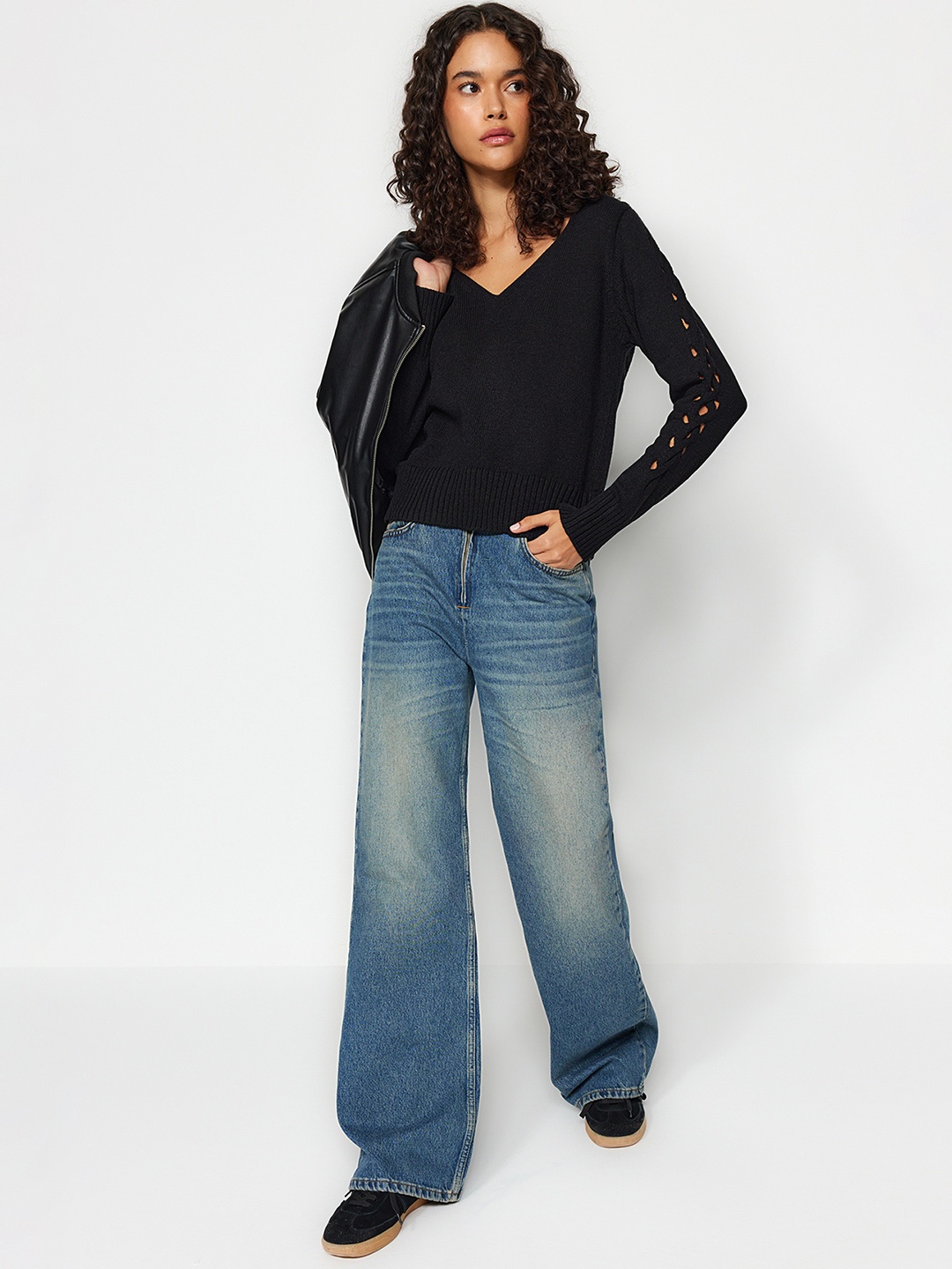 

Trendyol V-Neck Acrylic Pullover Sweaters, Black
