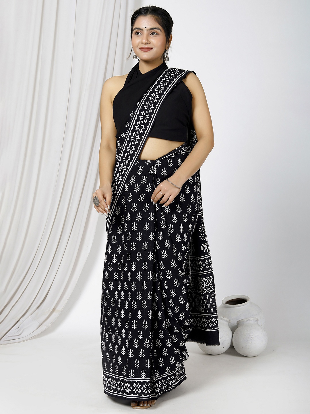 

Sanganeri Print Ethnic Motifs Printed Mulmul Cotton Ikat Saree, Black