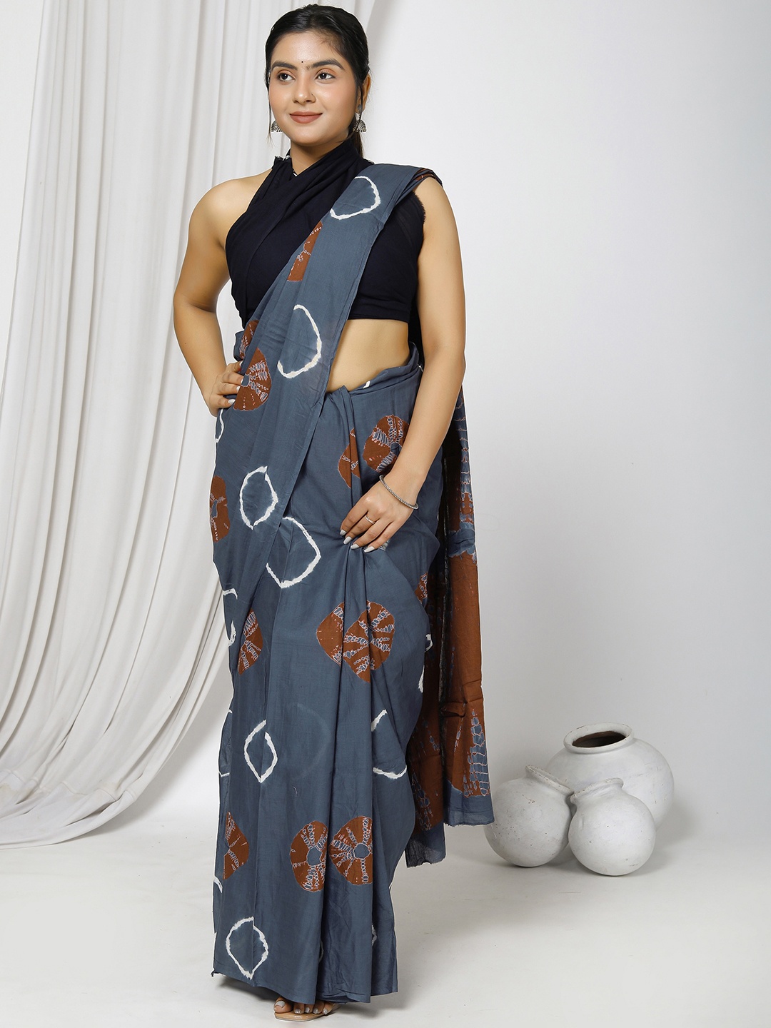 

Sanganeri Print Tie & Dyed Mulmul Cotton Bagru Saree, Grey