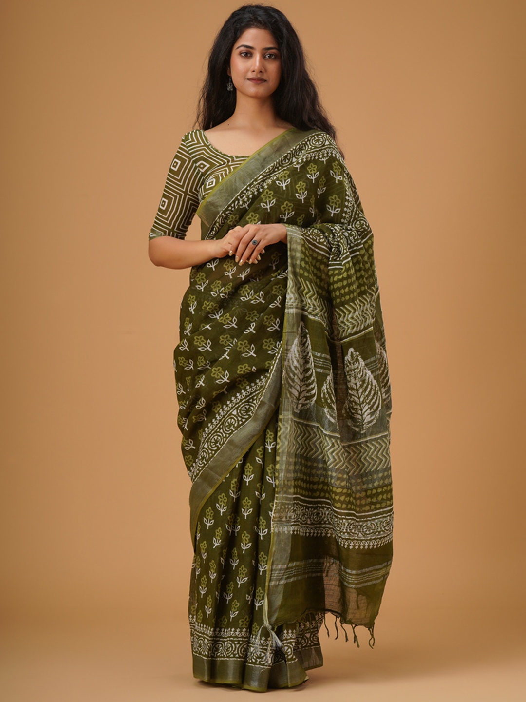 

TROPWEAR Floral Printed Zari Saree With Tassels, Green