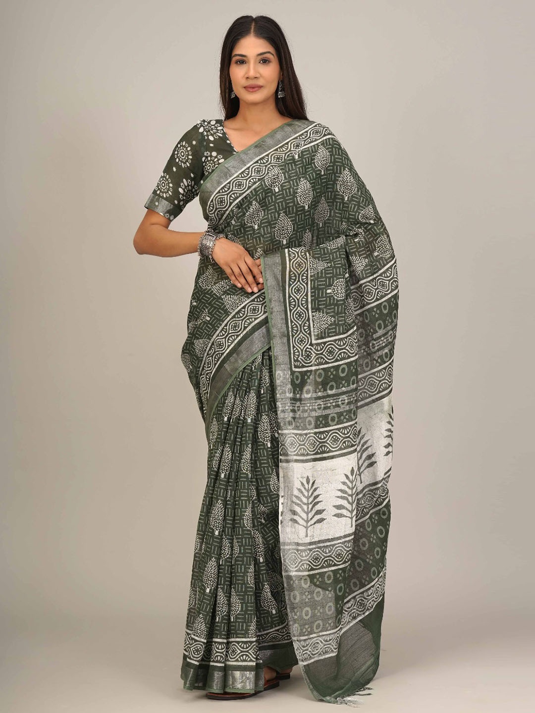 

TROPWEAR Ethnic Motifs Printed Zari Saree With Tassels, Grey