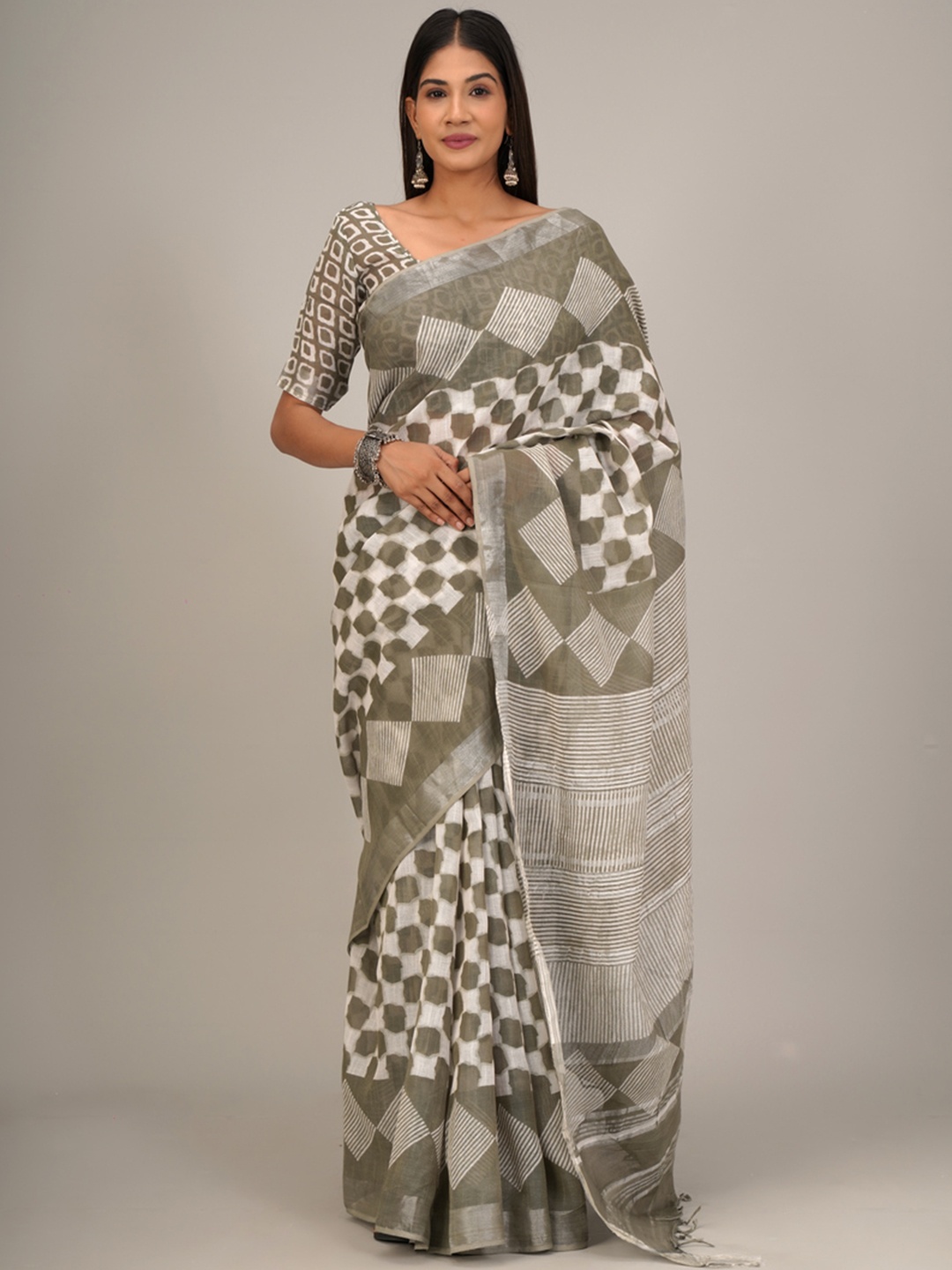 

TROPWEAR Zari Geometric Printed Saree With Tassels, Grey