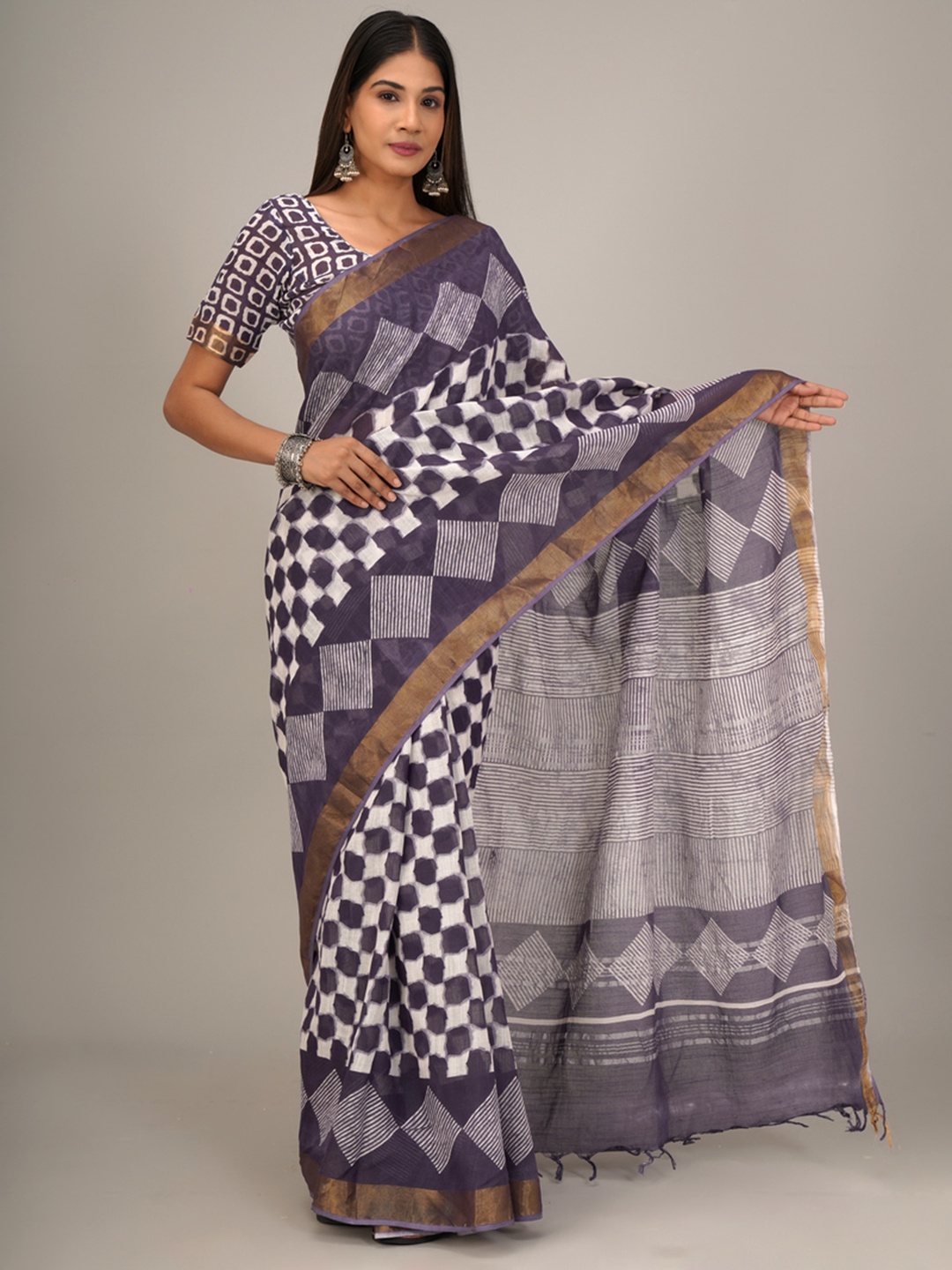 

TROPWEAR Checked Printed Zari Saree With Tassels, Grey