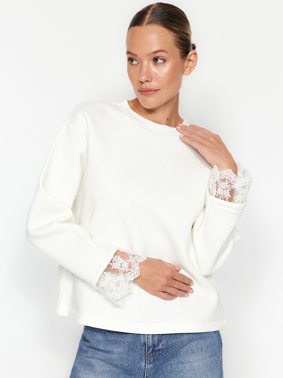 

Trendyol Round Neck Pullover Sweatshirt, White