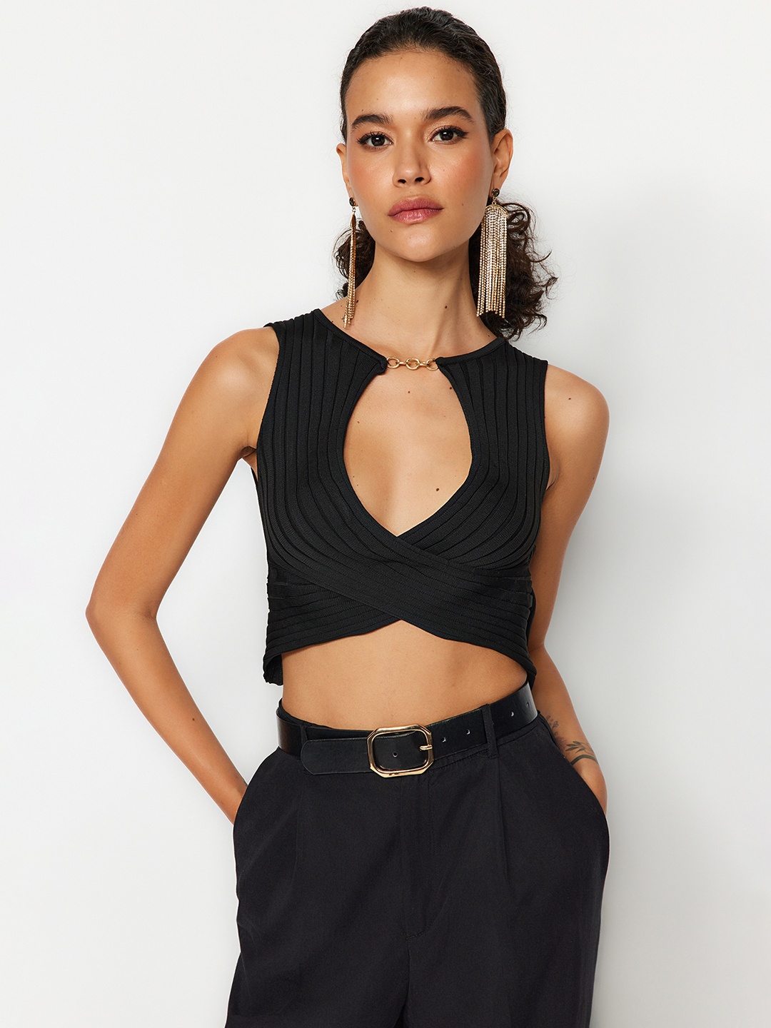 

Trendyol Round Neck Sleeveless Cut Out Fitted Crop Top, Black