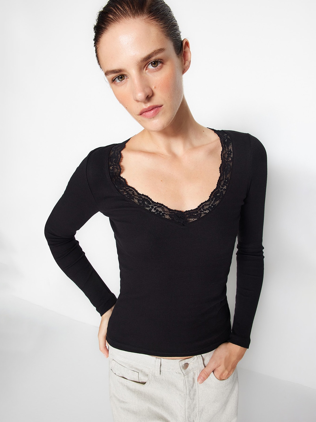 

Trendyol V-Neck Long Sleeves Fitted Top, Black