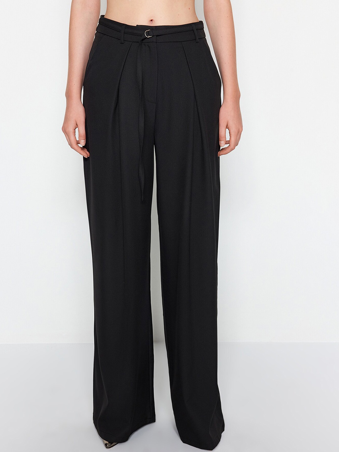 

Trendyol Regular Fit Mid-Rise Parallel Pleated Trousers, Na