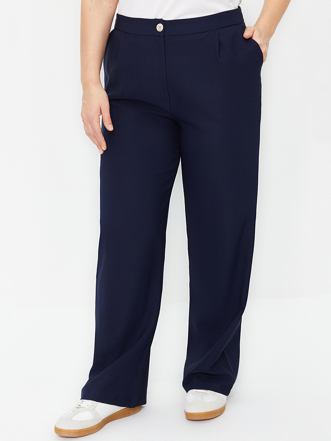 

Trendyol Women Mid-Rise Regular Trousers, Na