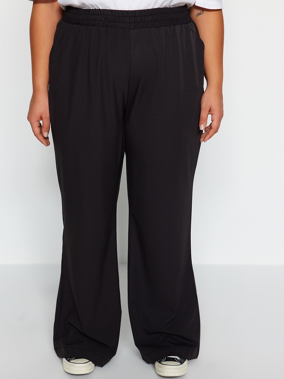 

Trendyol Women Mid-Rise Casual Woven Flat-Front Regular Trousers, Black