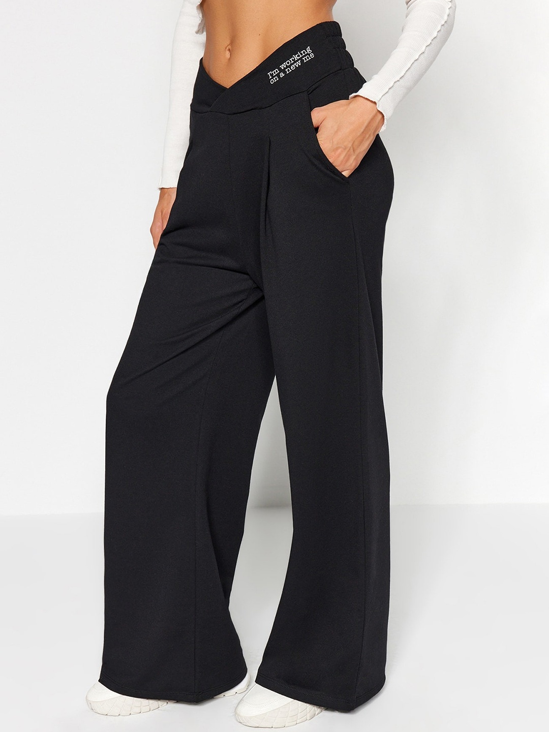 

Trendyol Women Mid-Rise Pleated Parallel Trousers, Black