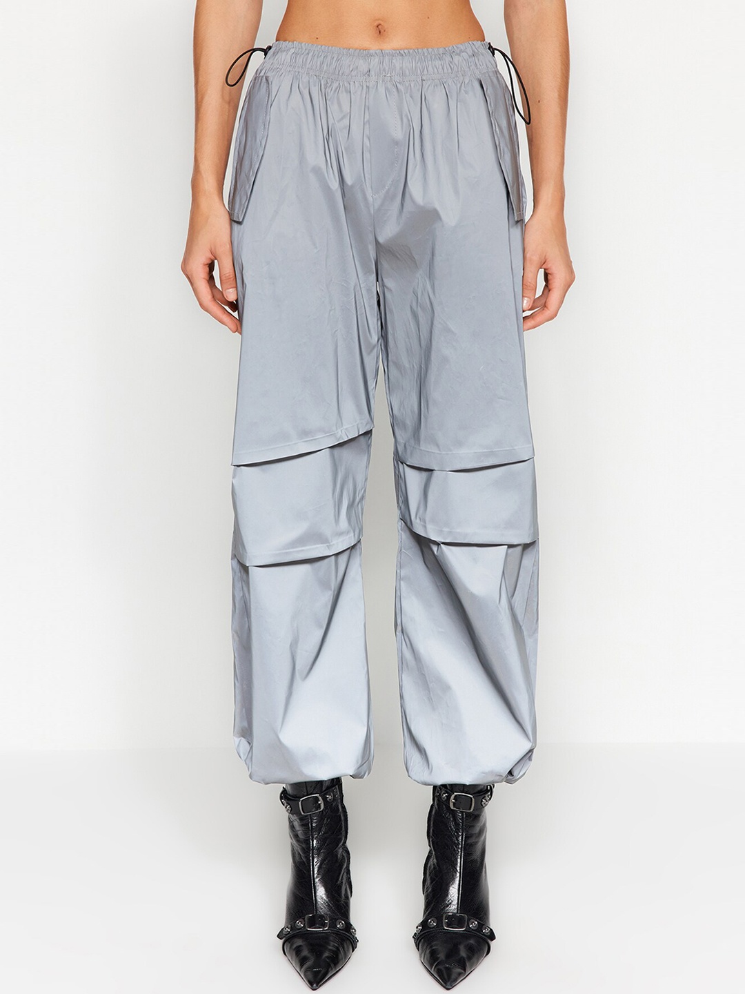 

Trendyol Women Mid-Rise Cargos Trousers, Grey