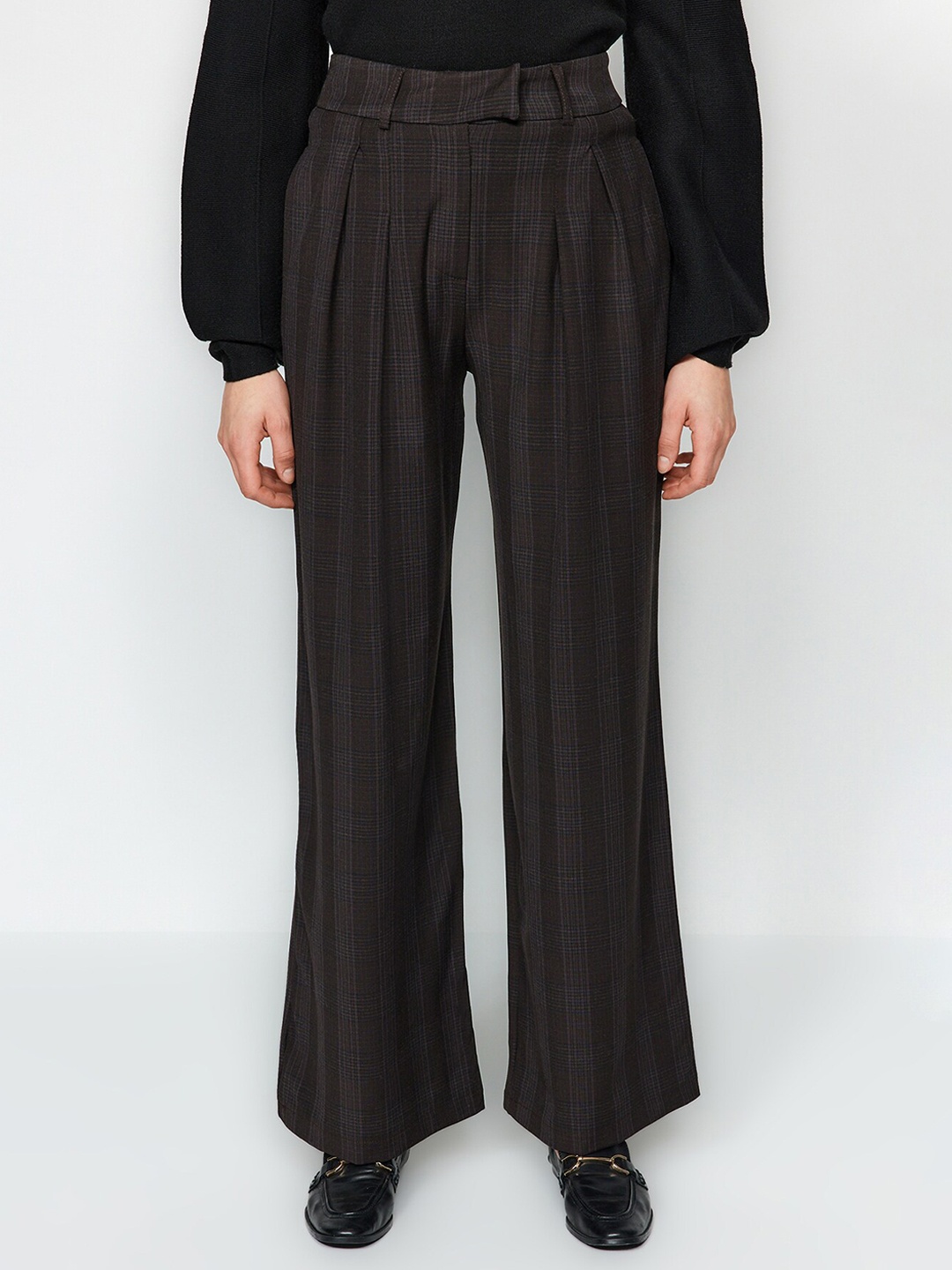 

Trendyol Regular Fit Mid-Rise Pleated Trousers, Na