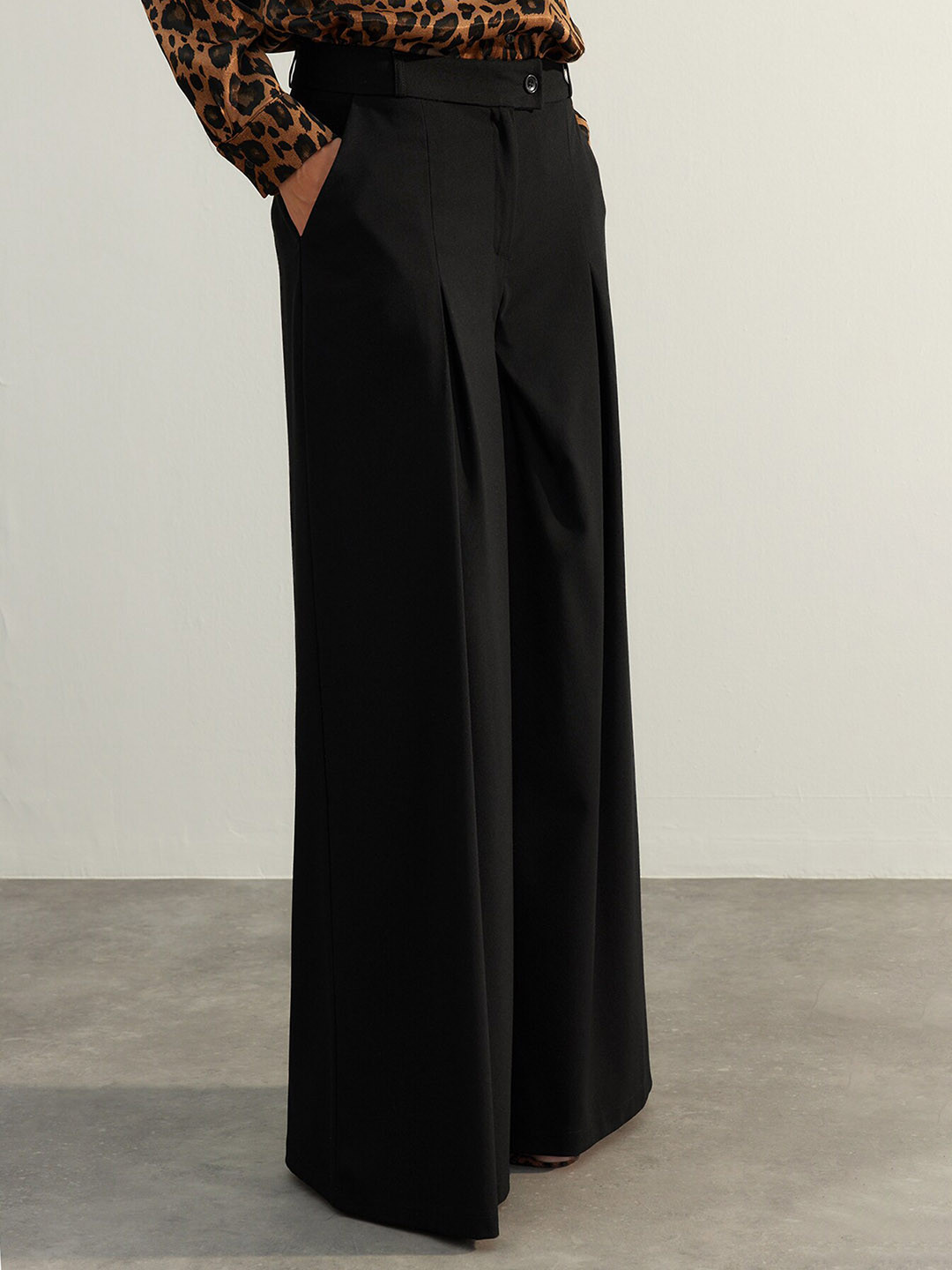 

Trendyol Women Mid-Rise Pleated Parallel Trousers, Black