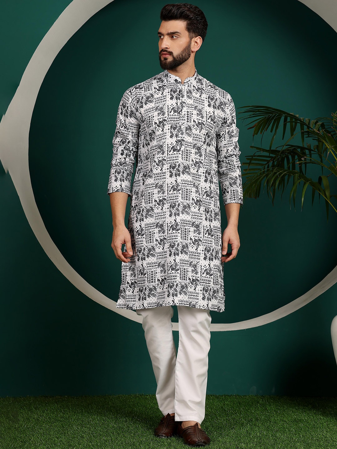 

Armaan Ethnic Floral Printed Regular Pure Cotton Kurta with Pyjamas, Black