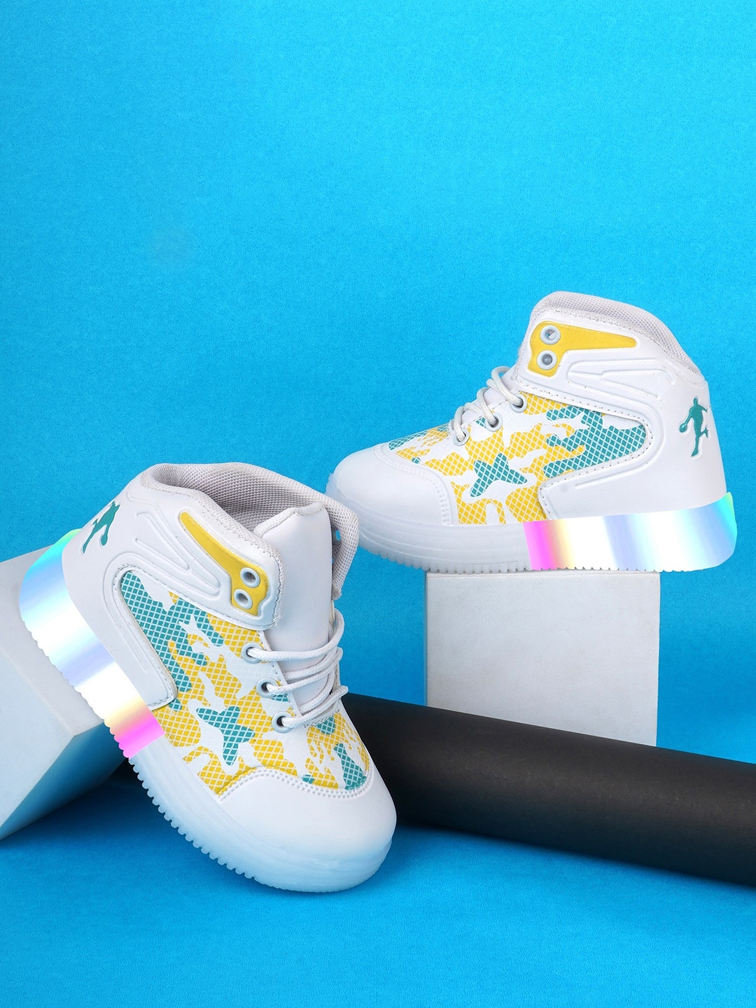 

BAESD Kids Colourblocked Lightweight Anti-Slip Round Toe LED Sneakers, White
