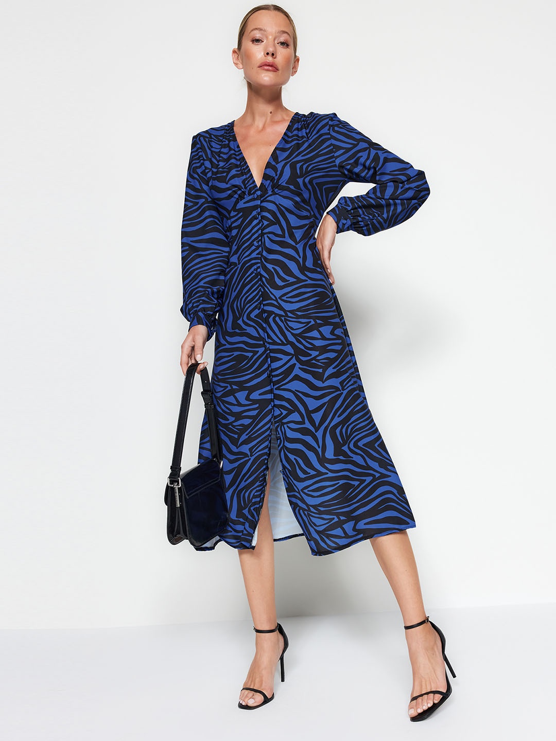 

Trendyol Abstract Print V Neck Long Cuffed Sleeves Midi Dress, Blue