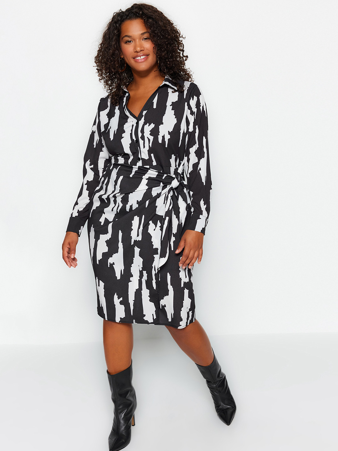 

Trendyol Print V-Neck Cuffed Sleeves A-Line Dress, Black
