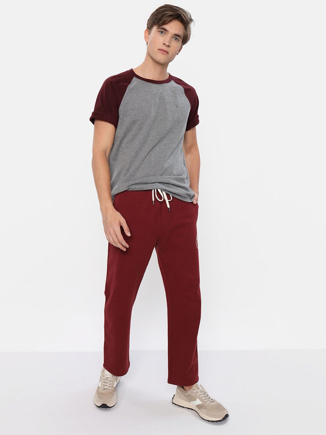 

AMERICAN EAGLE OUTFITTERS Colourblocked Round Neck Raglan Sleeves Cotton T-shirt, Burgundy
