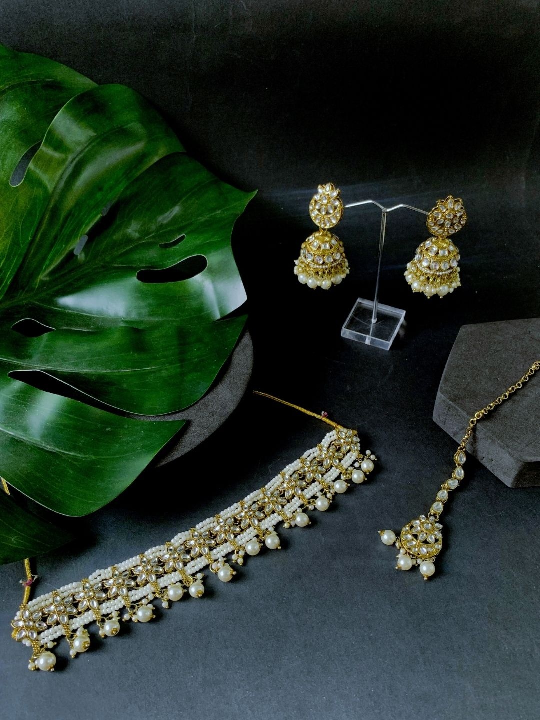 

I Jewels Gold-Plated Choker Necklace & Earrings Set With Maang Tika, White