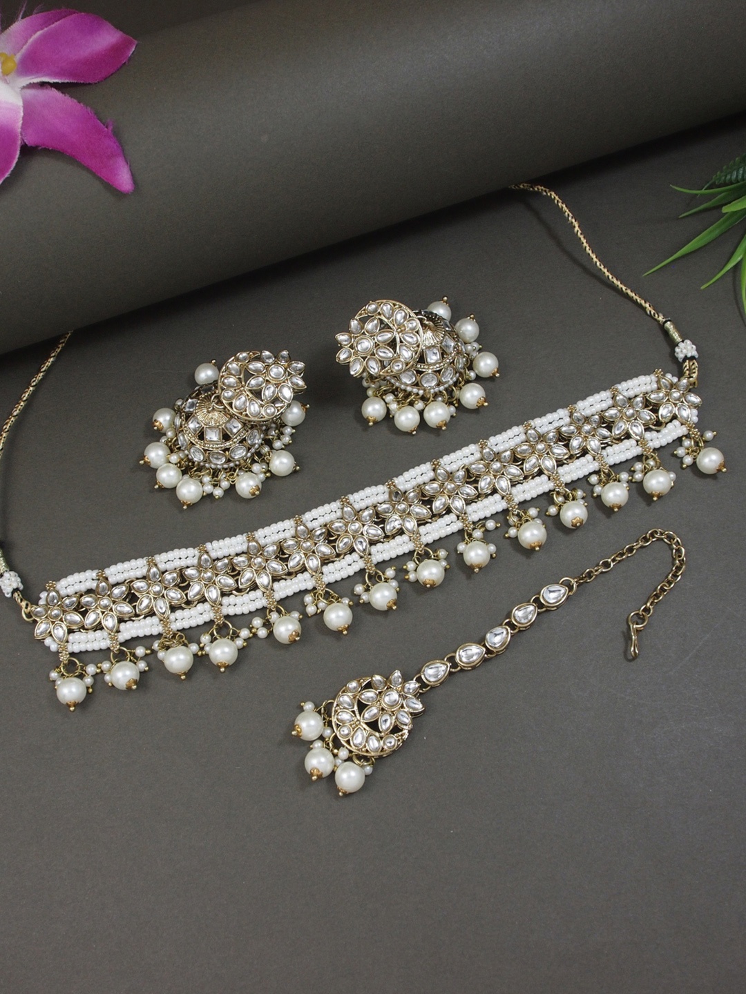 

I Jewels Gold-Plated Choker Necklace & Earrings Set With Maang Tika, White