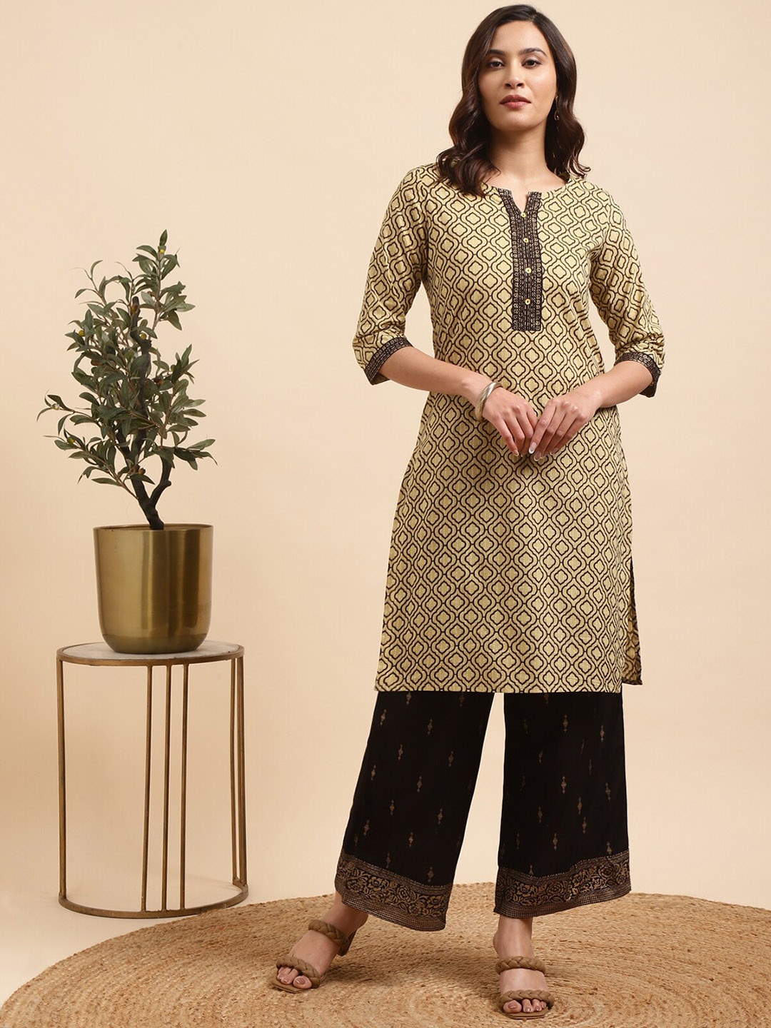 

Rangita Geomatric Printed Regular Pure Cotton Kurta With Palazzos, Beige