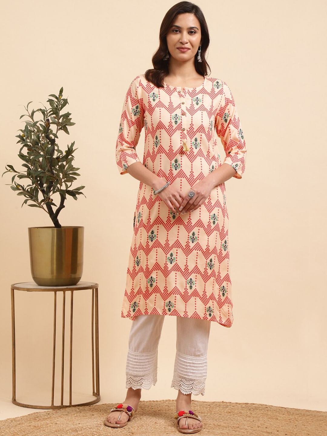 

Rangita Floral Printed Regular Kurta With Trousers, Peach