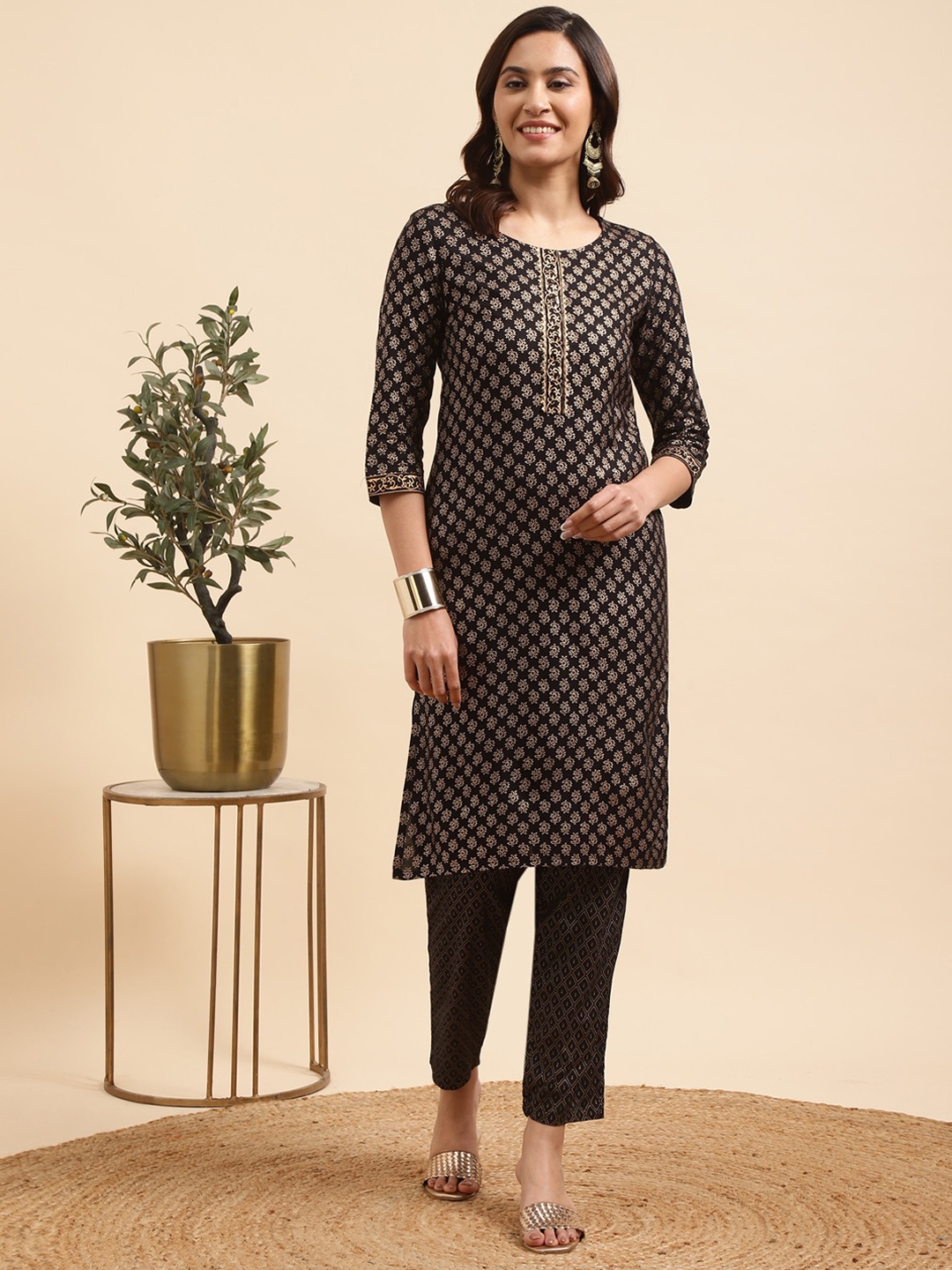 

Rangita Ethnic Motifs Printed Round Neck Three-Quarter Sleeves Kurta with Trousers, Black