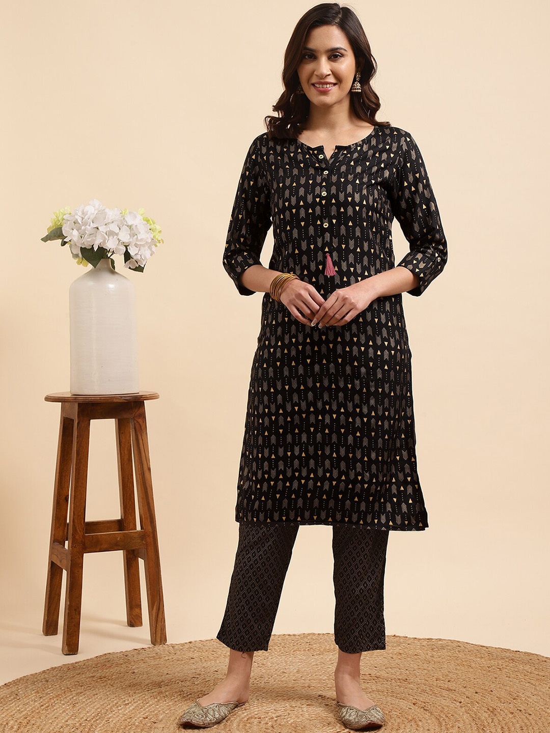 

Rangita Ethnic Motifs Printed Round Neck Straight Kurta With Trousers, Black