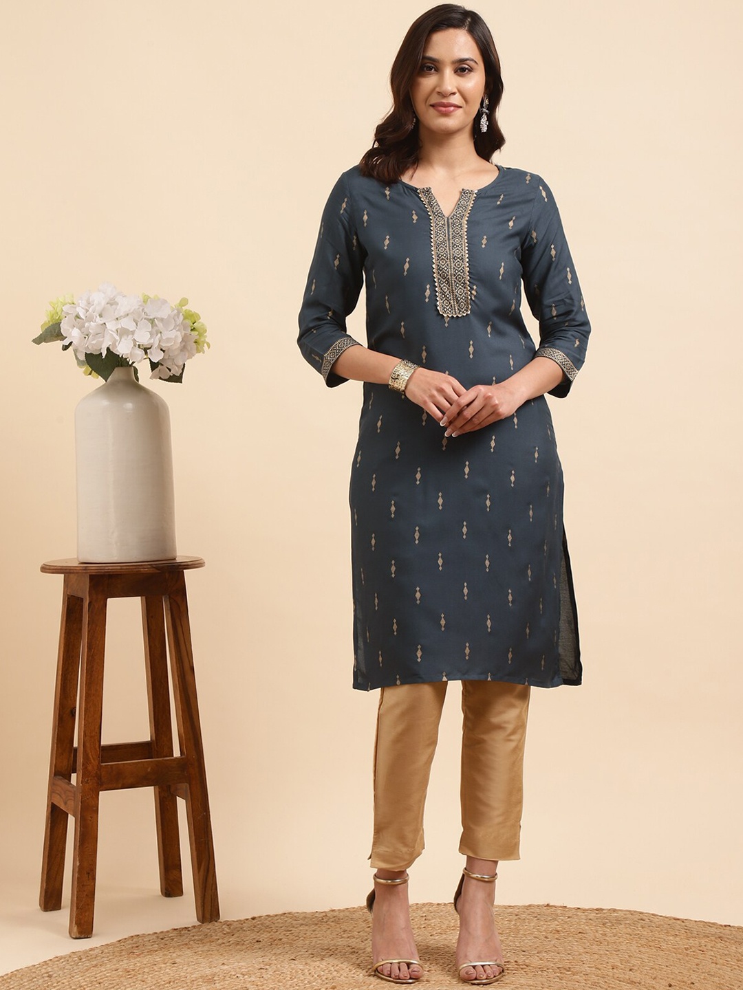 

Rangita Ethnic Motifs Printed Round Neck Three-Quarter Sleeves Kurta with Trousers, Grey