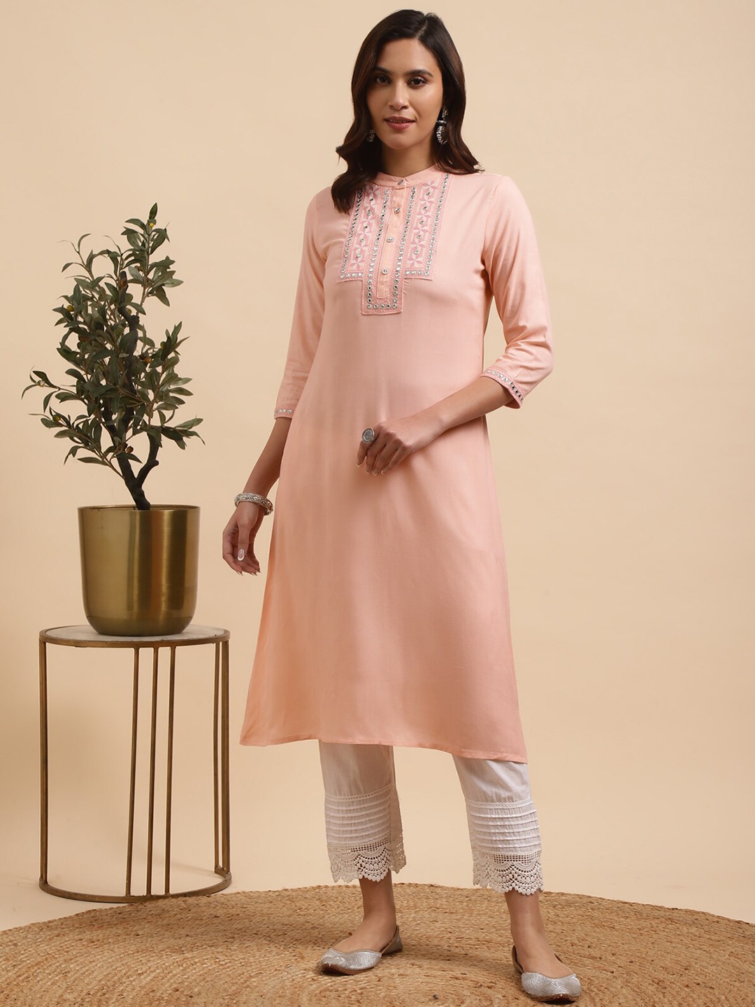 

Rangita Ethnic Motifs Embroidered Mandarin Collar Kurta with Trousers, Peach