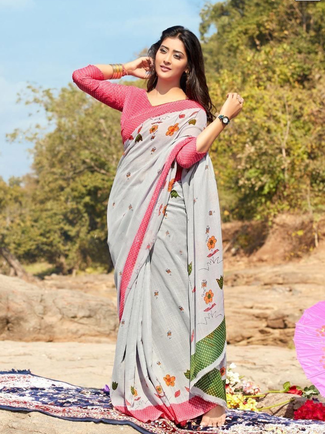 

ROOP SUNDARI SAREES Floral Printed Saree, Blue