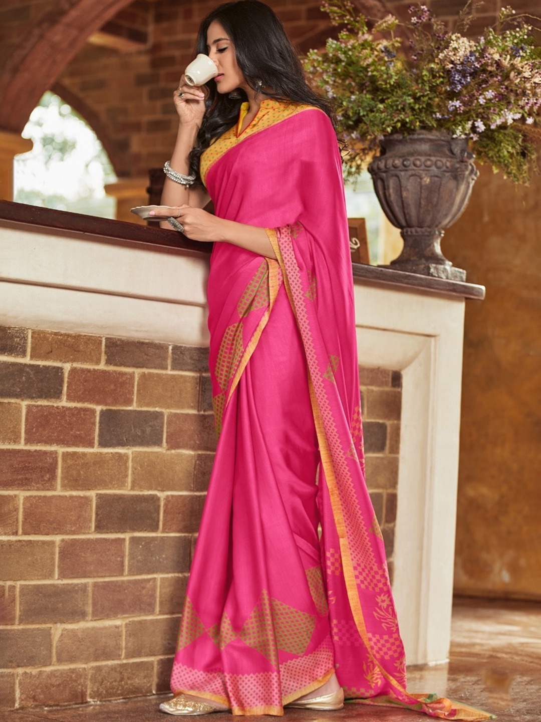 

ROOP SUNDARI SAREES Geometric Printed Saree, Pink