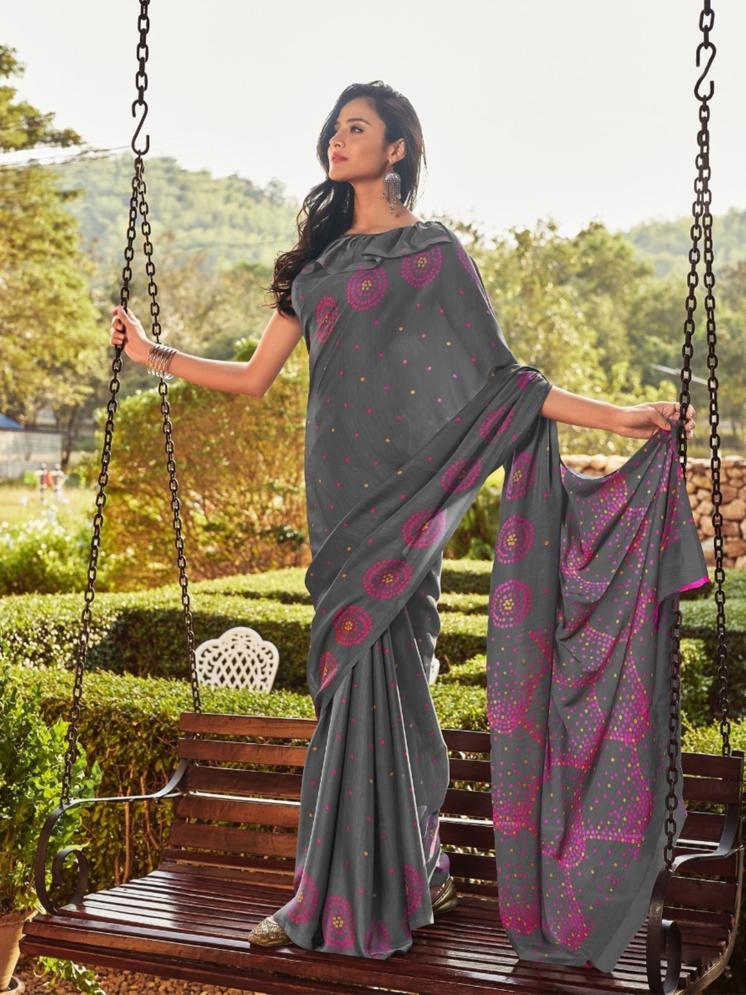 

ROOP SUNDARI SAREES Floral Printed Bandhani Saree, Grey